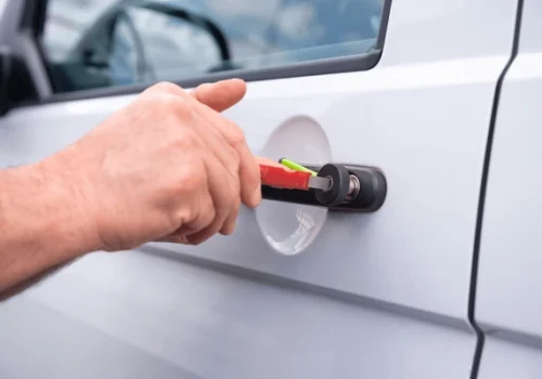locksmith-opening-locked-car-door-600nw-2262419655.webp